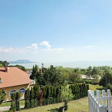 Szepkilato 2 Medencevel Es Kilatassal Balatongyörök